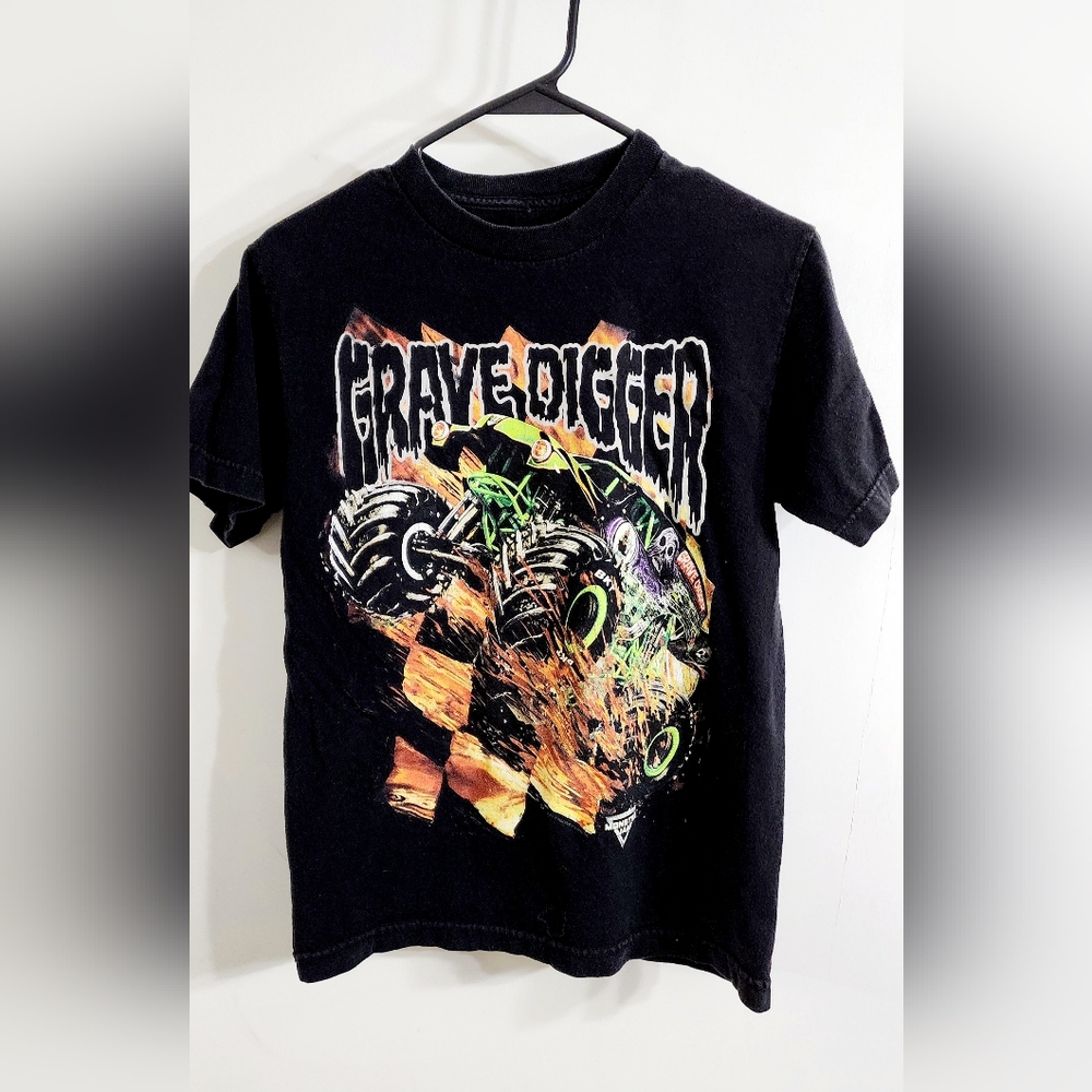 Boys 2018 Grave Digger Monster Jam t shirt